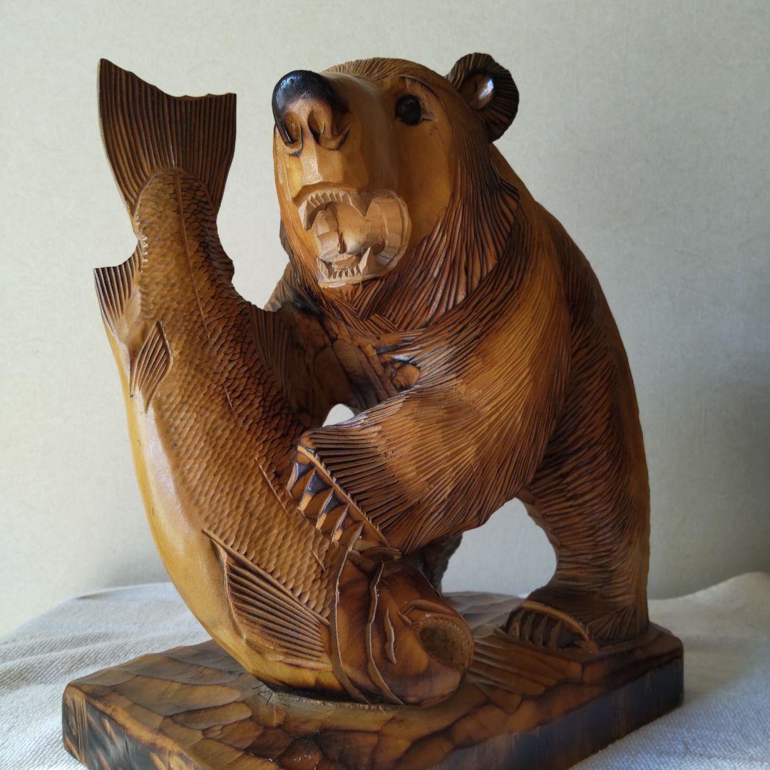 熊　木彫り2頭　鮭背負いと鮭掴み　変わり種