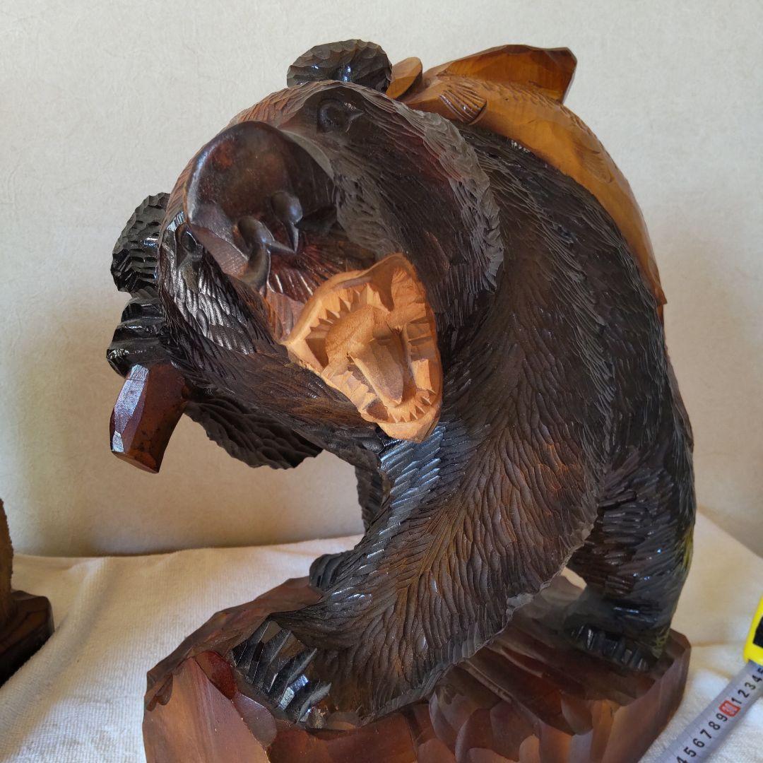 熊　木彫り2頭　鮭背負いと鮭掴み　変わり種