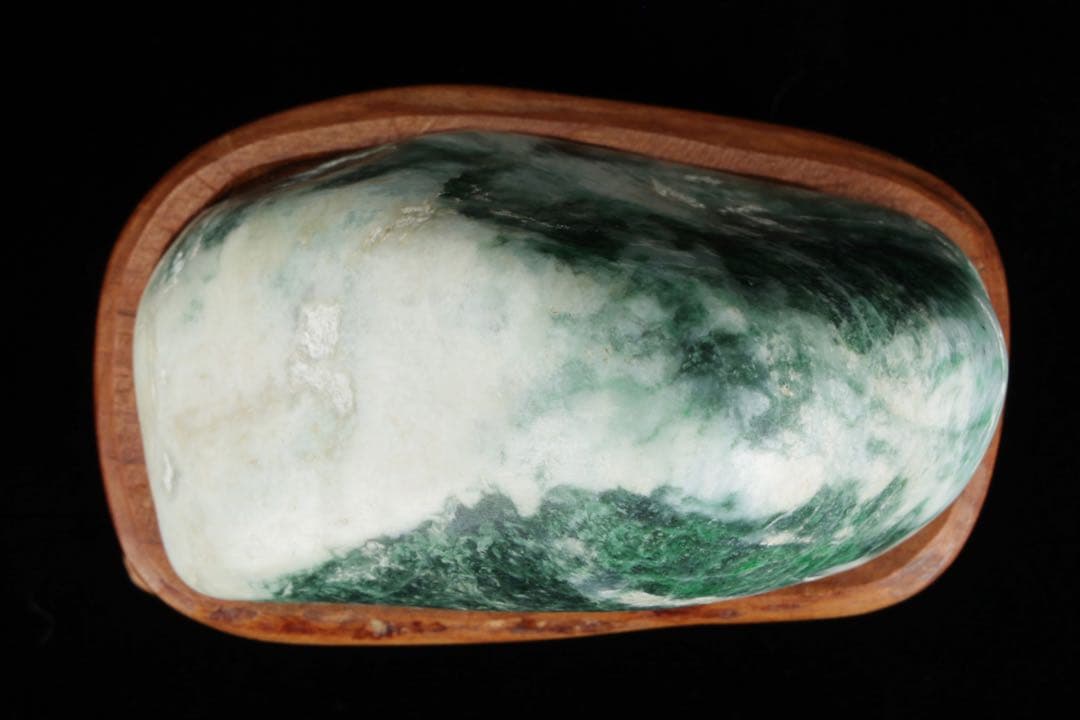 糸魚川産 天然翡翠石 共箱・台座付 美麗濃緑色 鑑賞石 原石 水石 飾石 逸品