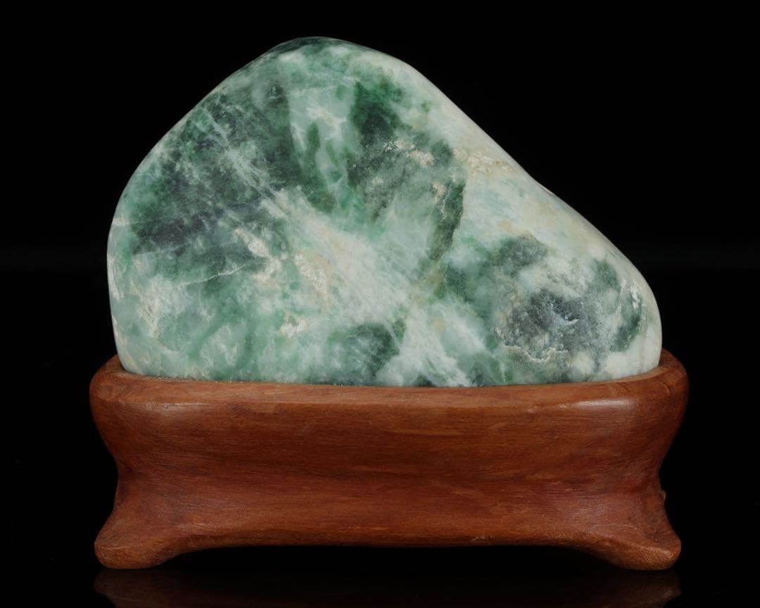 糸魚川産 天然翡翠石 共箱・台座付 美麗濃緑色 鑑賞石 原石 水石 飾石 逸品