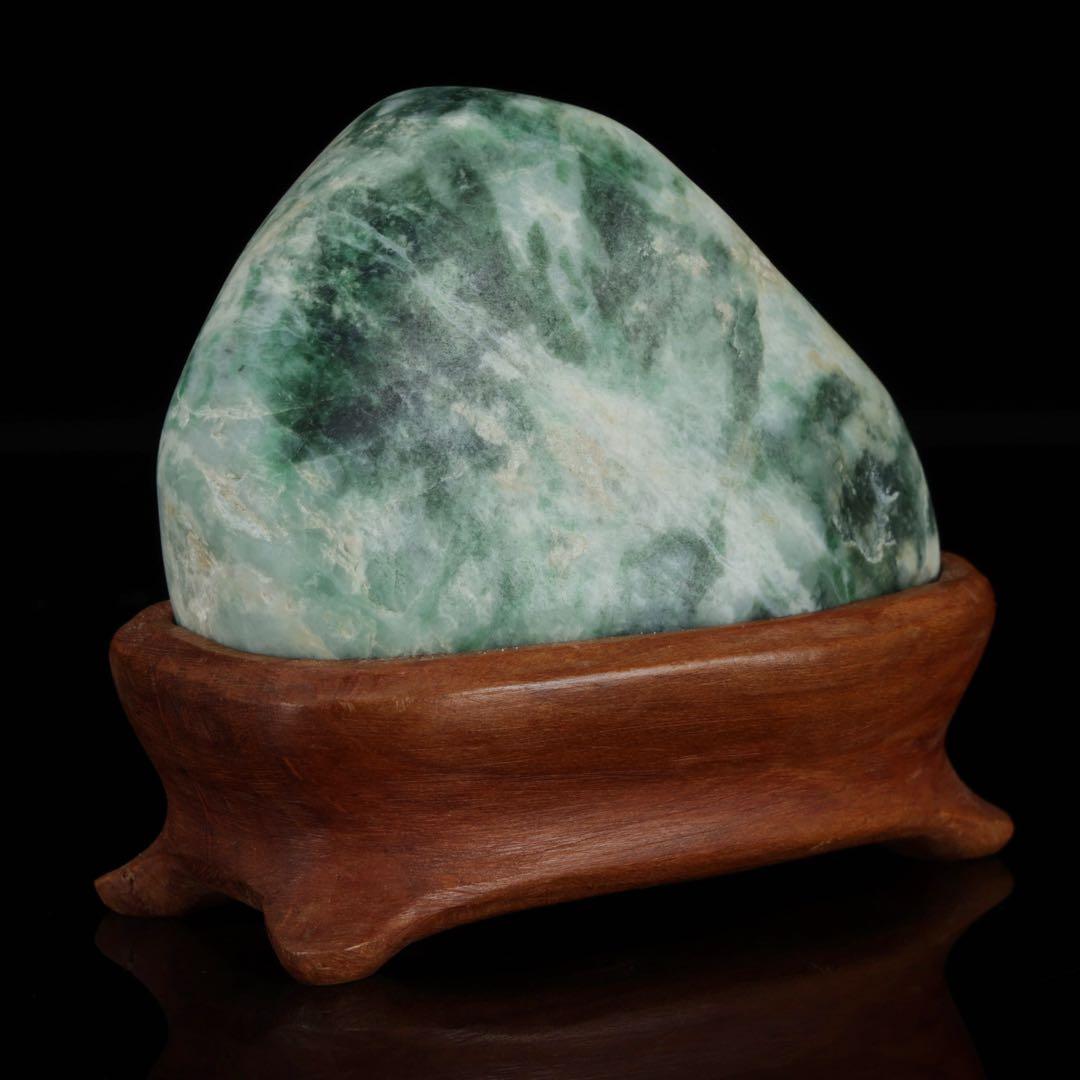 糸魚川産 天然翡翠石 共箱・台座付 美麗濃緑色 鑑賞石 原石 水石 飾石 逸品