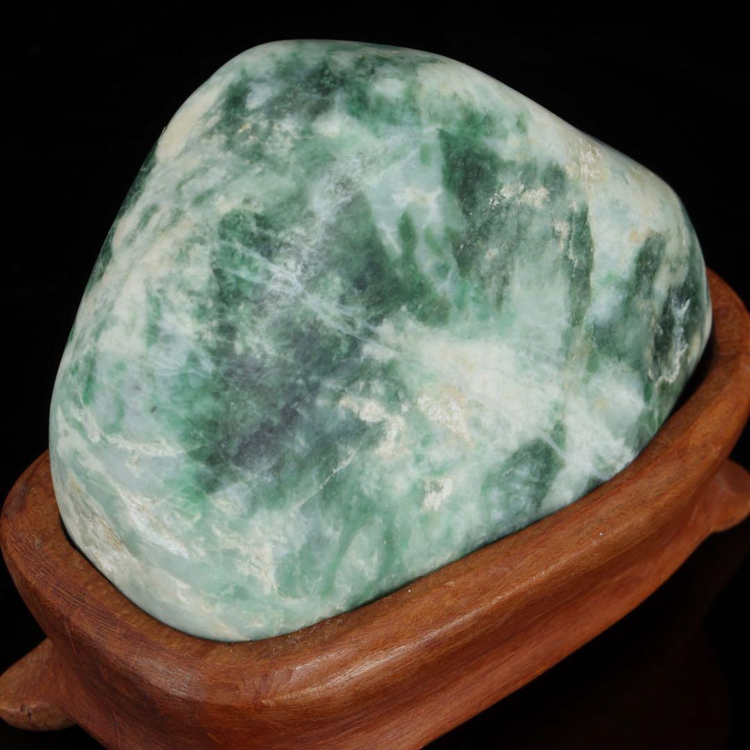 糸魚川産 天然翡翠石 共箱・台座付 美麗濃緑色 鑑賞石 原石 水石 飾石 逸品