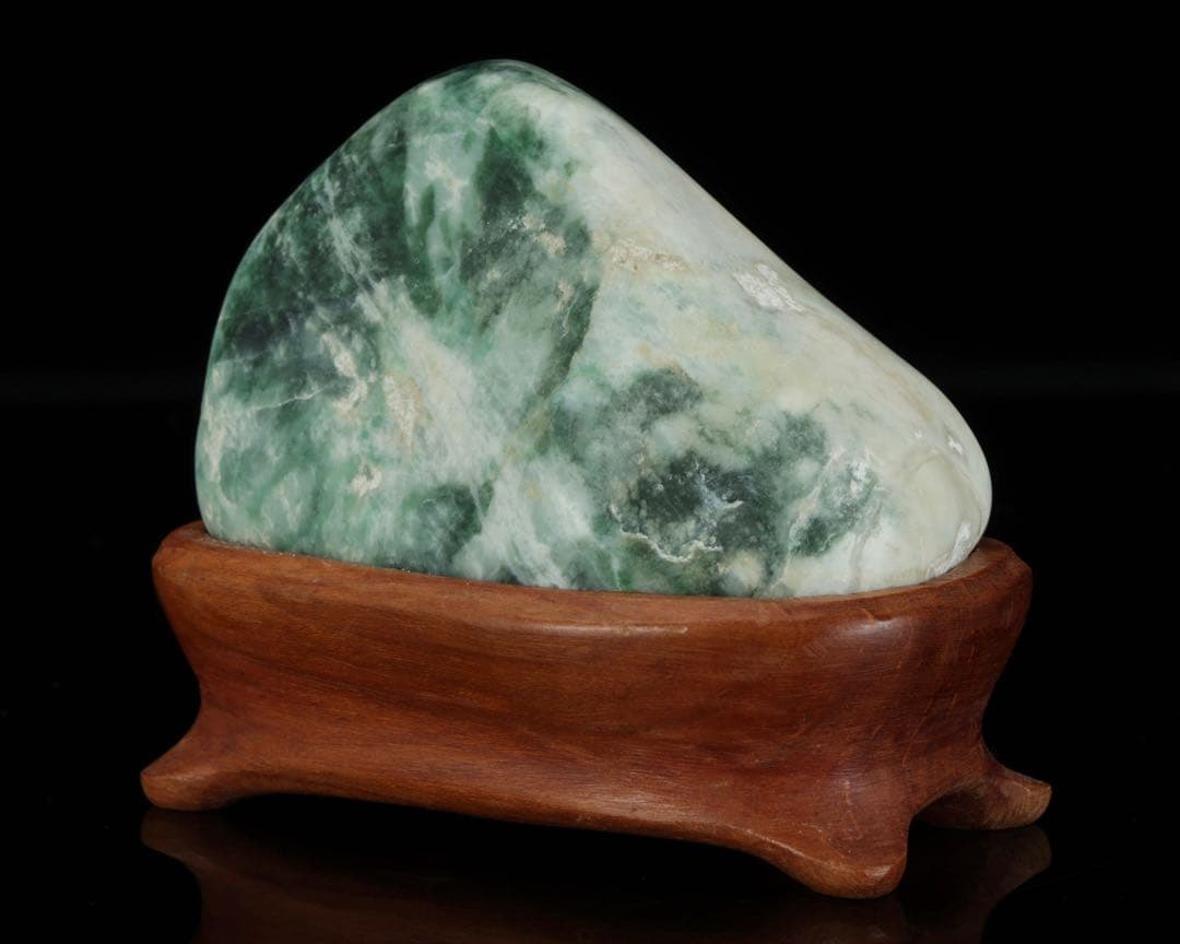 糸魚川産 天然翡翠石 共箱・台座付 美麗濃緑色 鑑賞石 原石 水石 飾石 逸品