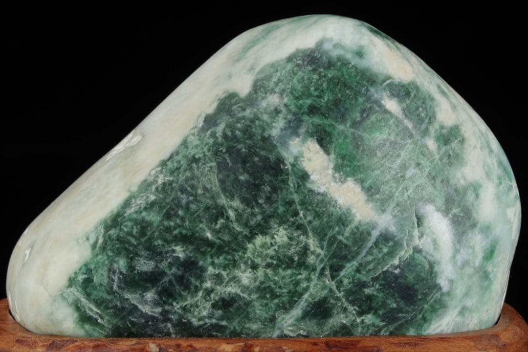 糸魚川産 天然翡翠石 共箱・台座付 美麗濃緑色 鑑賞石 原石 水石 飾石 逸品