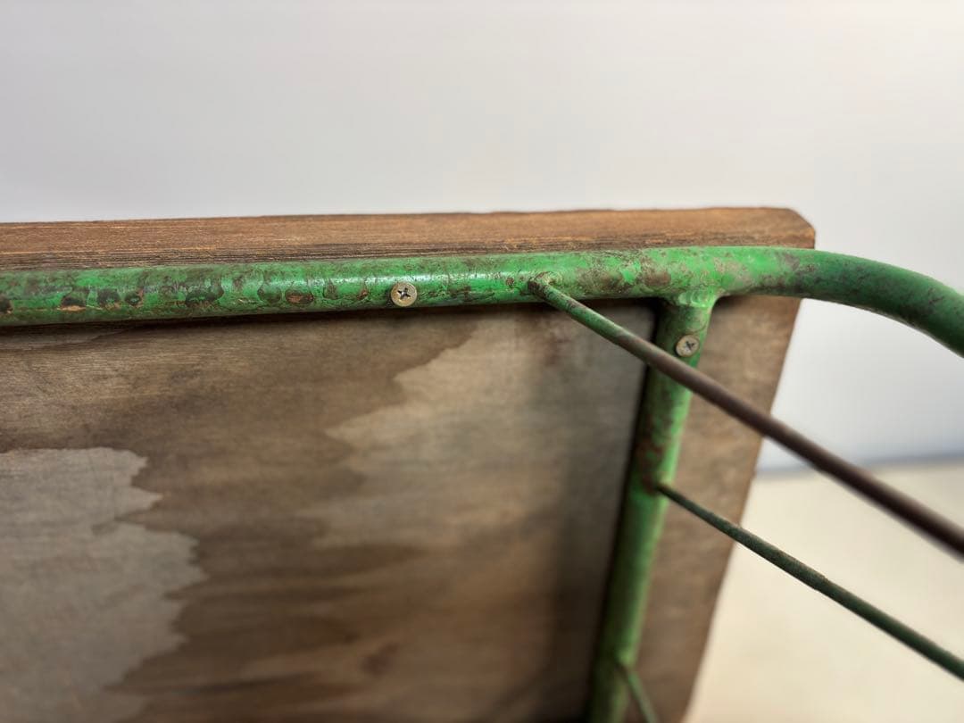 シンプルな木製天板の緑のテーブル