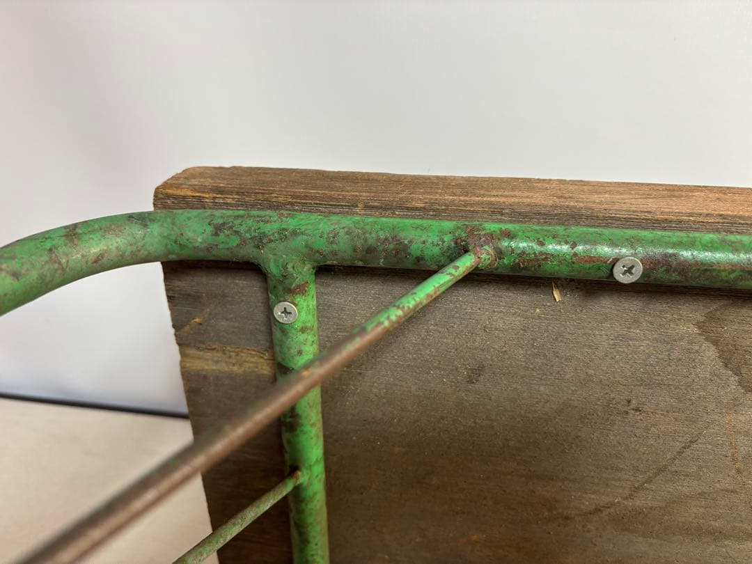 シンプルな木製天板の緑のテーブル