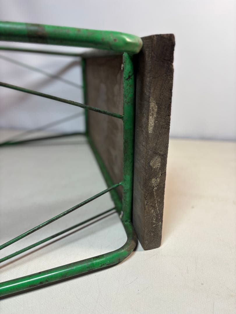 シンプルな木製天板の緑のテーブル