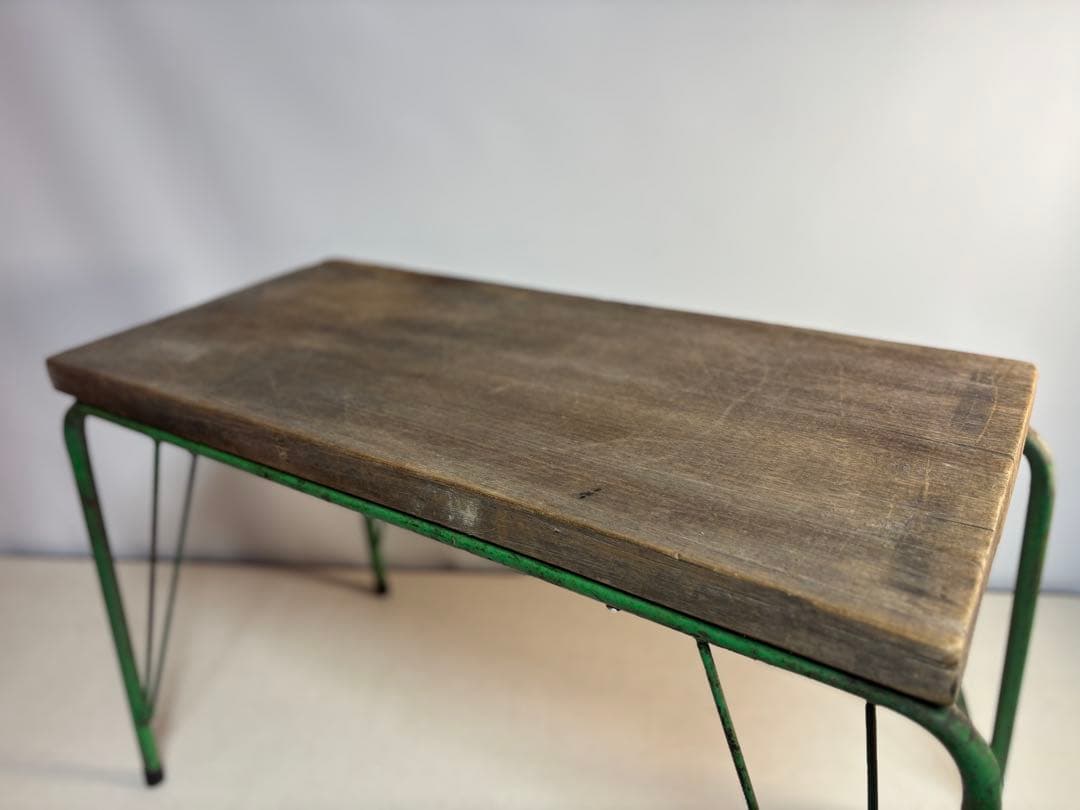 シンプルな木製天板の緑のテーブル