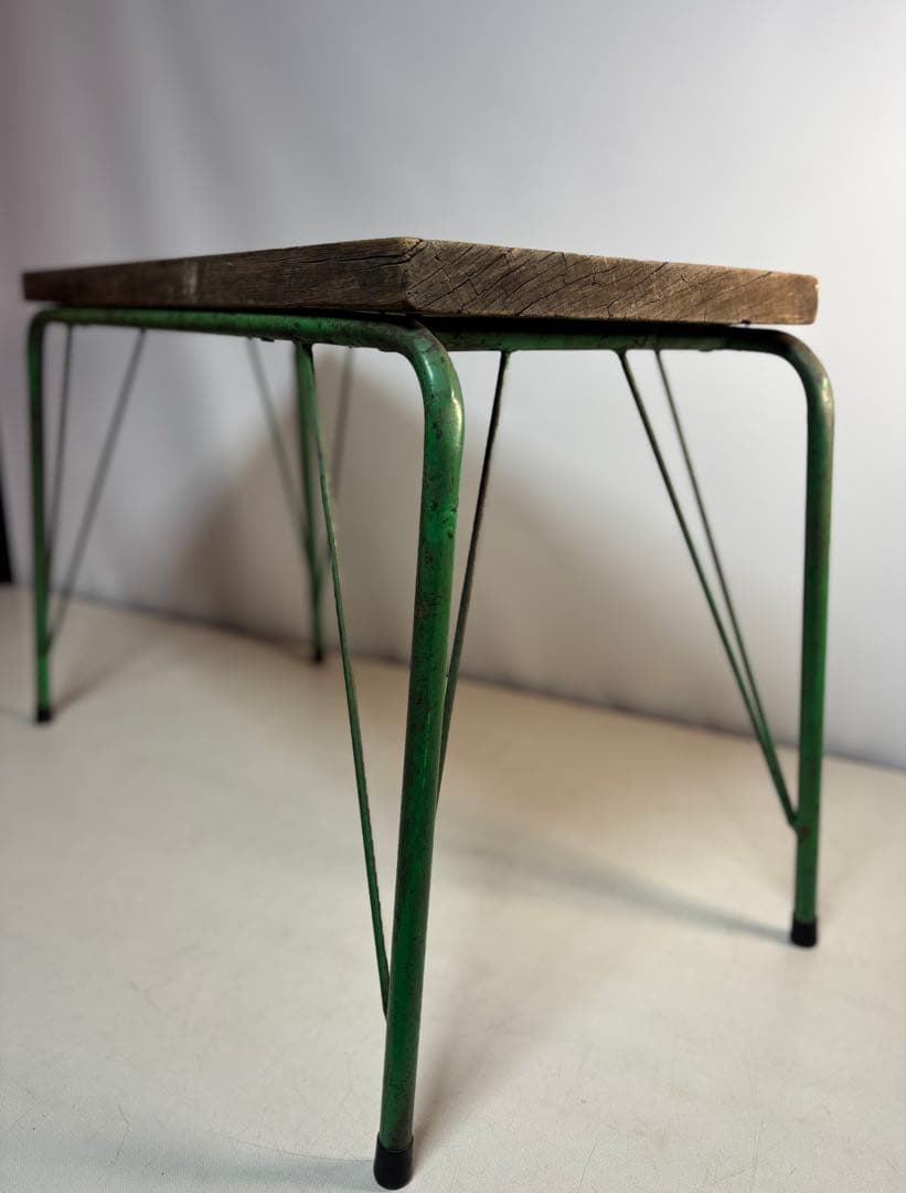 シンプルな木製天板の緑のテーブル