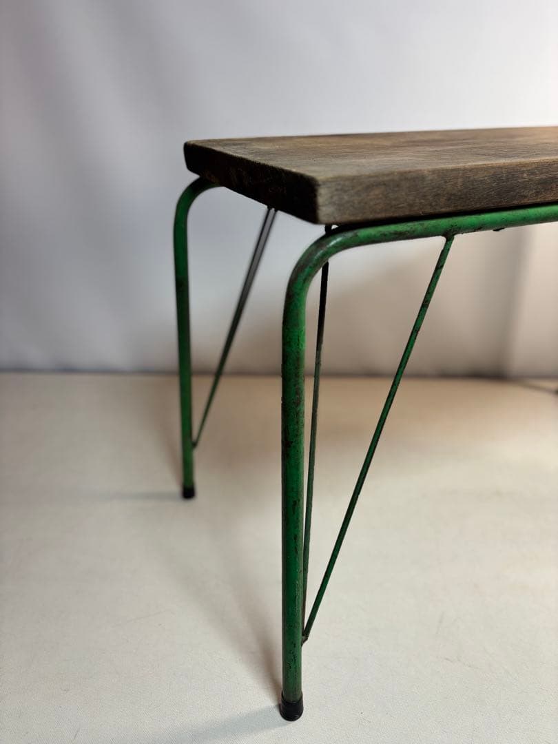 シンプルな木製天板の緑のテーブル