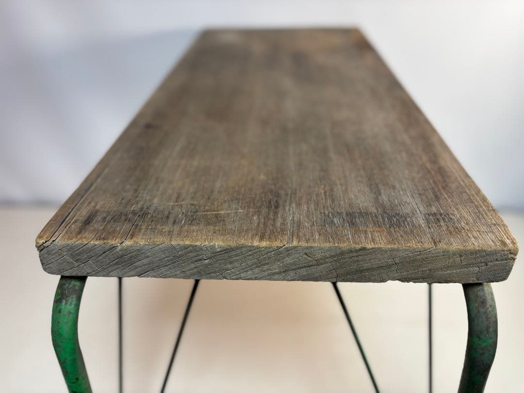 シンプルな木製天板の緑のテーブル