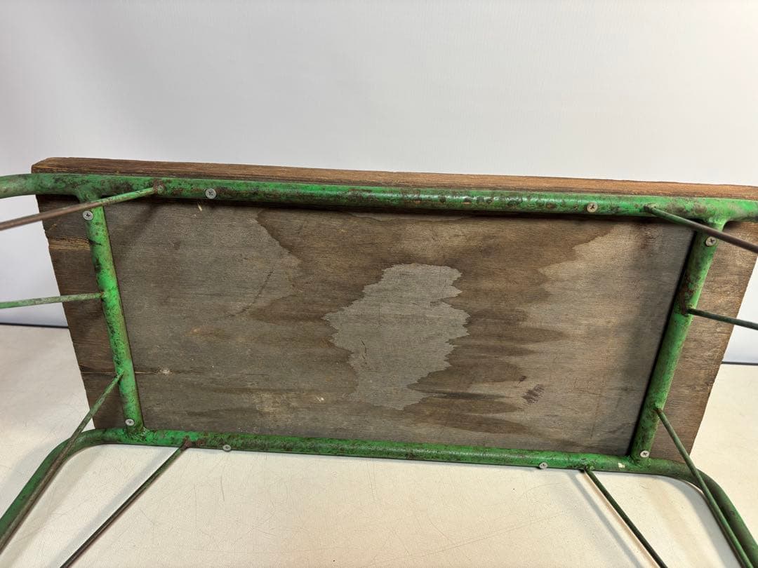 シンプルな木製天板の緑のテーブル