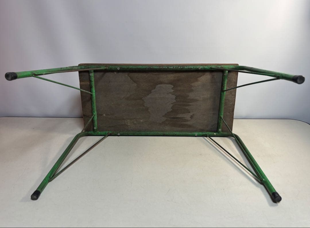 シンプルな木製天板の緑のテーブル