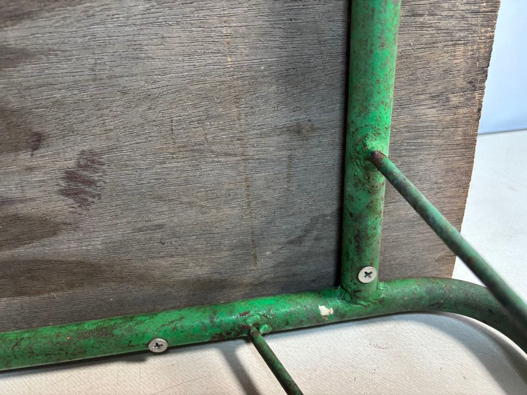 シンプルな木製天板の緑のテーブル