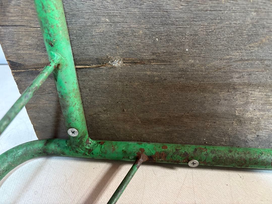 シンプルな木製天板の緑のテーブル