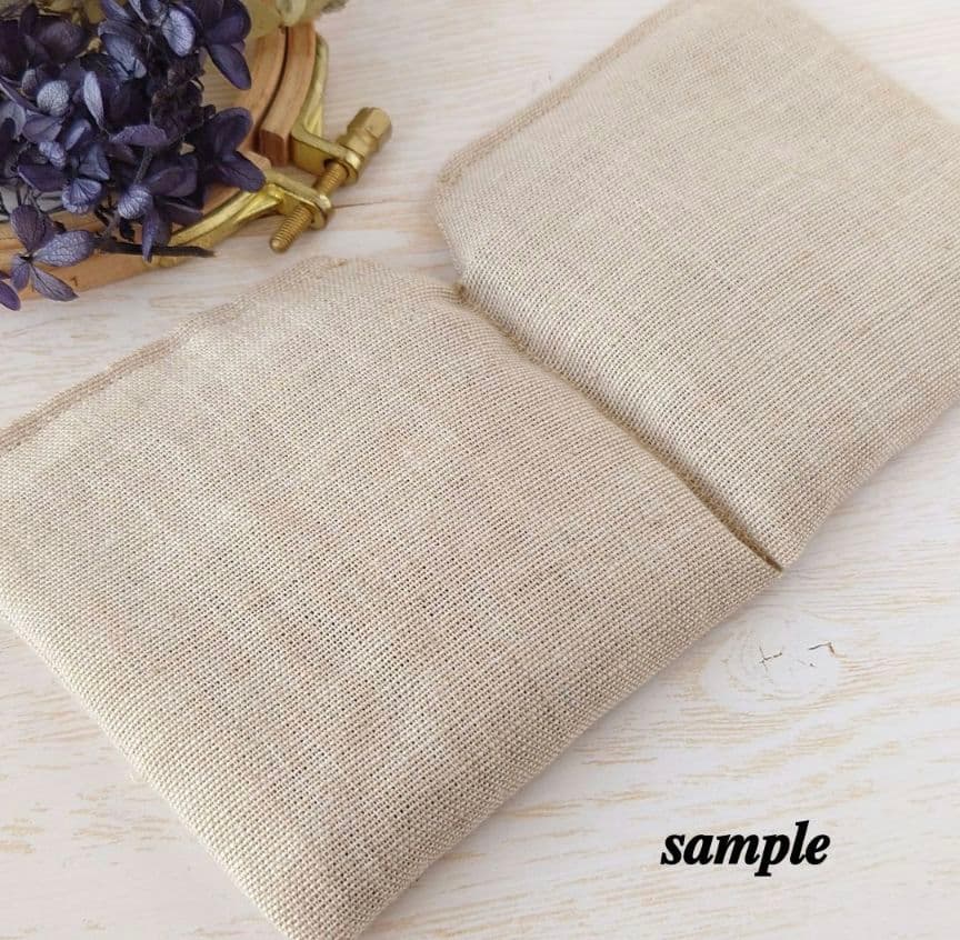 手刺繍入あずき/小豆のアイピロー【あくび猫と赤い毛糸玉】