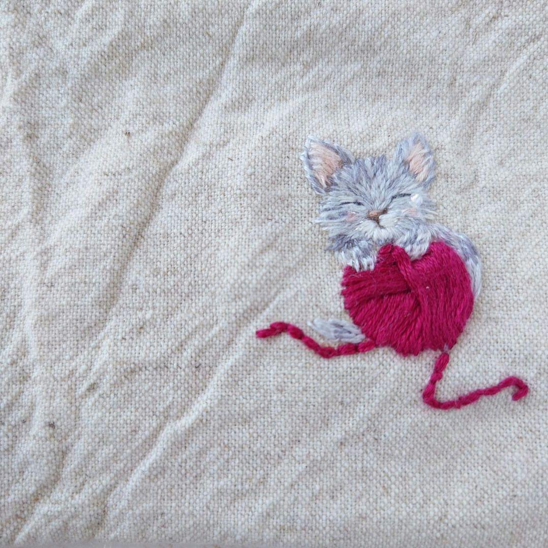 手刺繍入あずき/小豆のアイピロー【あくび猫と赤い毛糸玉】