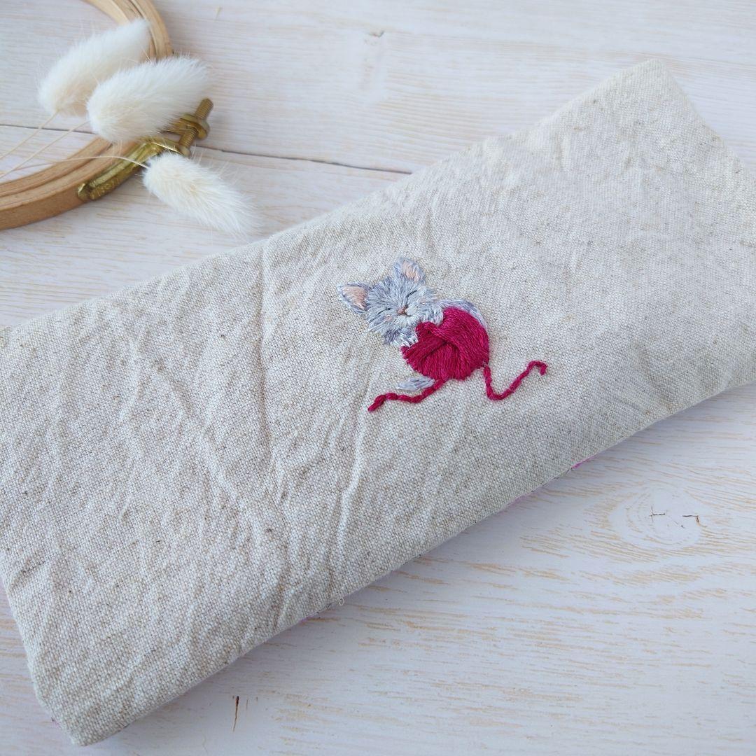 手刺繍入あずき/小豆のアイピロー【あくび猫と赤い毛糸玉】