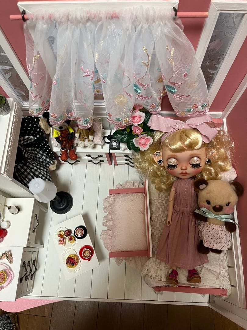 木製 ドールハウス背景ボード ベッドがあるブライスハウス