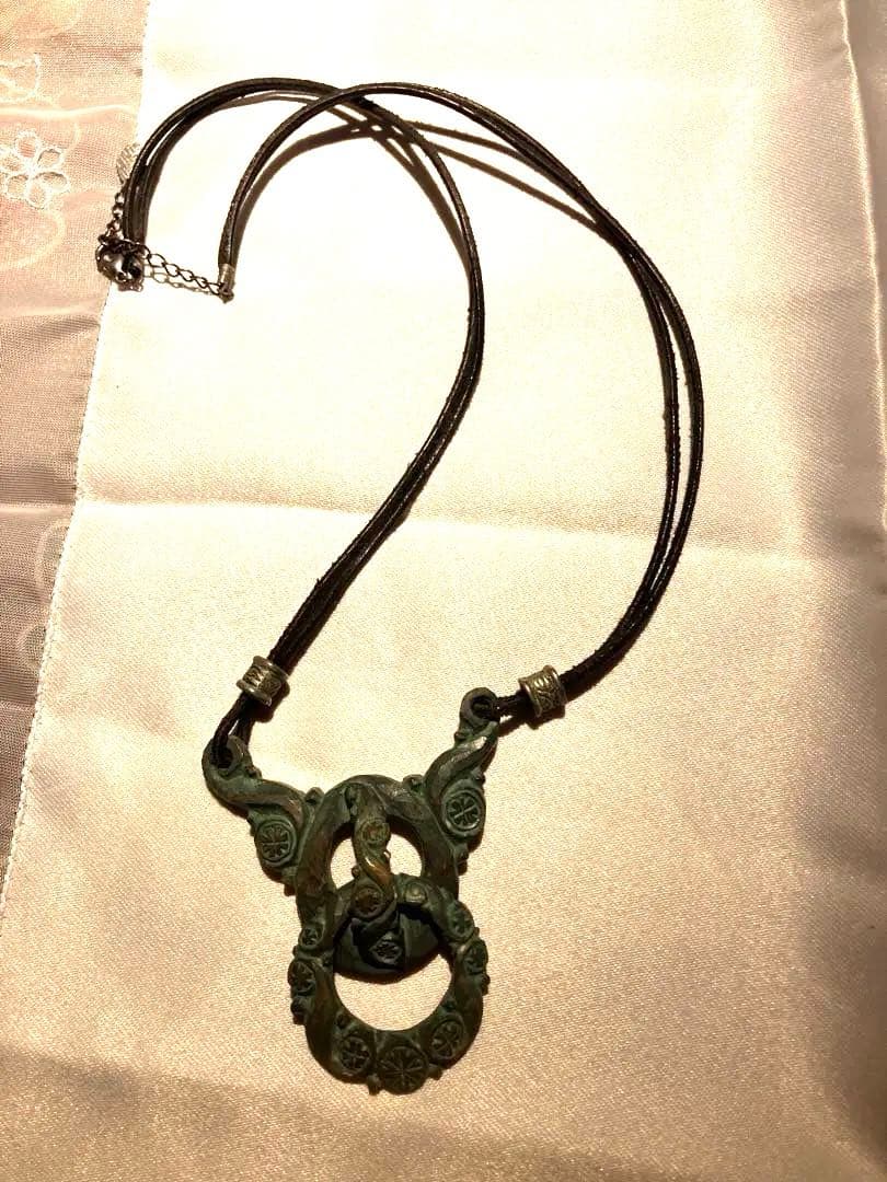 装飾的な緑色木彫ペンダント　貴重な手彫り　世界に一つだけの逸品です！