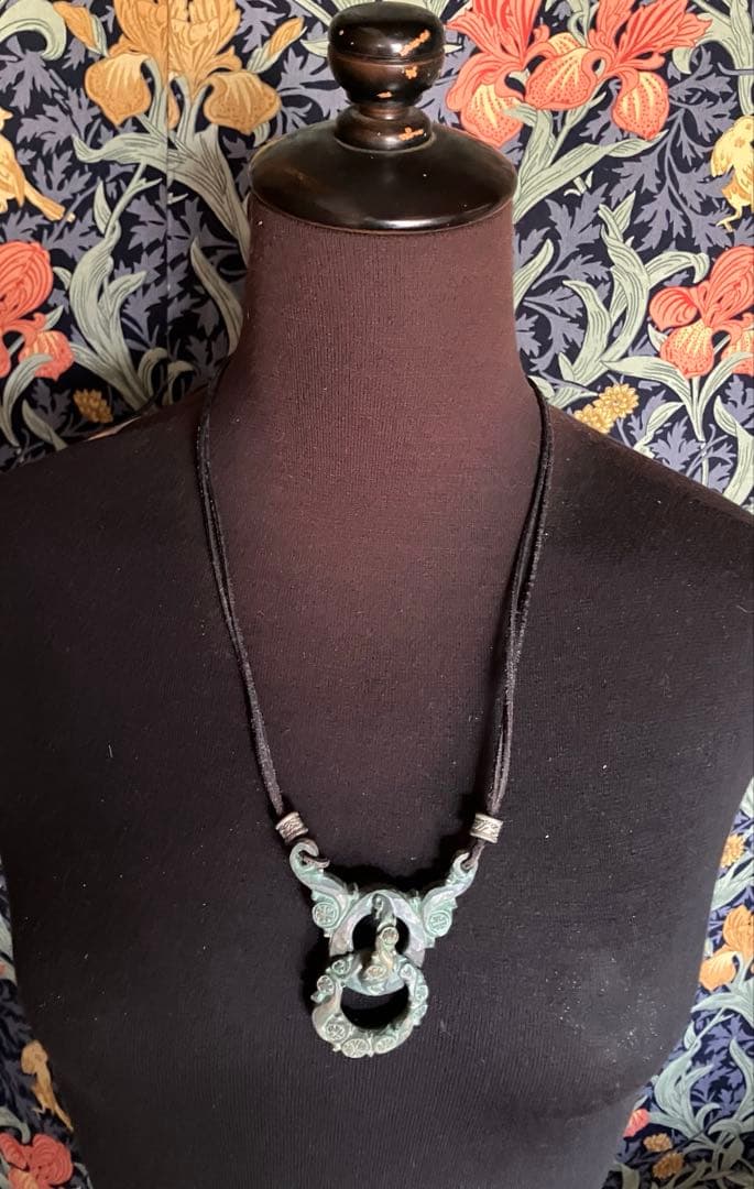 装飾的な緑色木彫ペンダント　貴重な手彫り　世界に一つだけの逸品です！