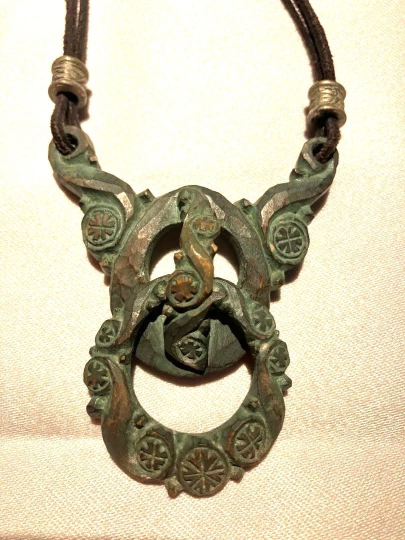 装飾的な緑色木彫ペンダント　貴重な手彫り　世界に一つだけの逸品です！