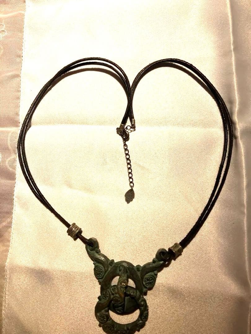 装飾的な緑色木彫ペンダント　貴重な手彫り　世界に一つだけの逸品です！