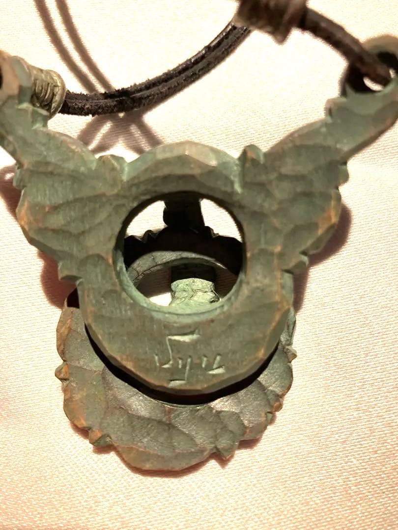 装飾的な緑色木彫ペンダント　貴重な手彫り　世界に一つだけの逸品です！