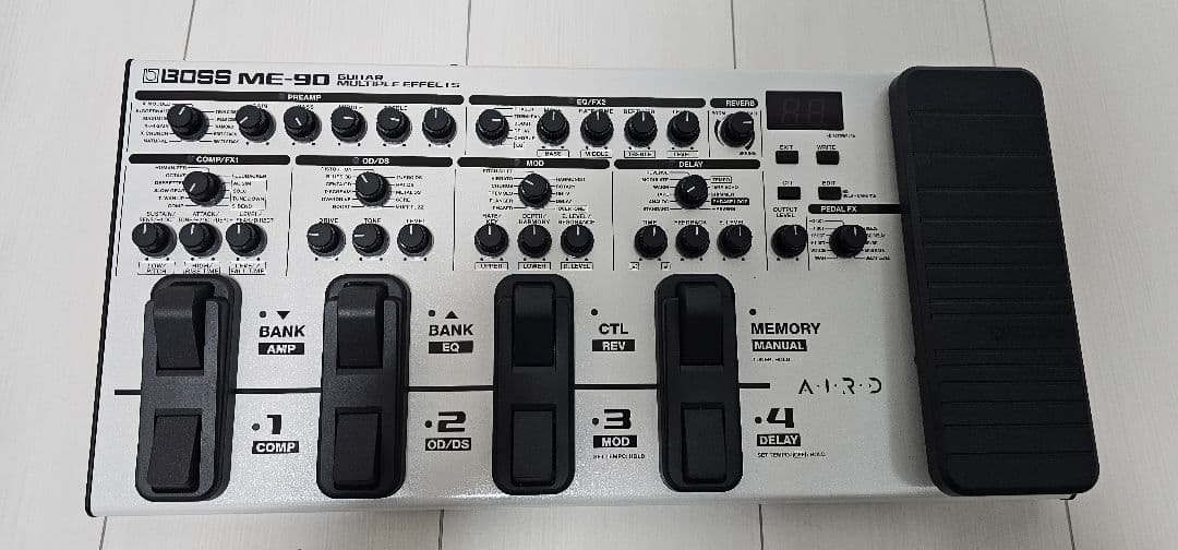 値下げしました　ほぼ未使用品BOSS ME-90 限定色ホワイトマルチエフェクタ