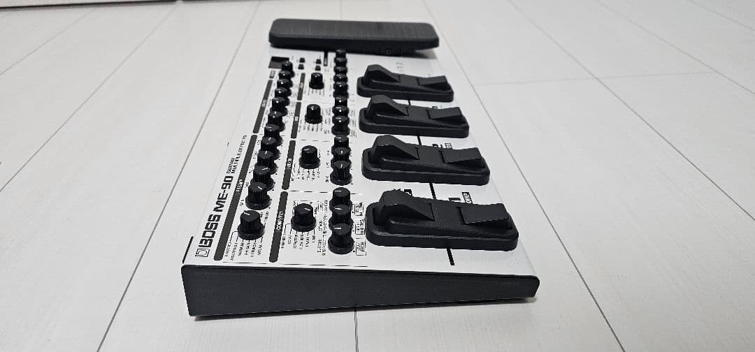 値下げしました　ほぼ未使用品BOSS ME-90 限定色ホワイトマルチエフェクタ