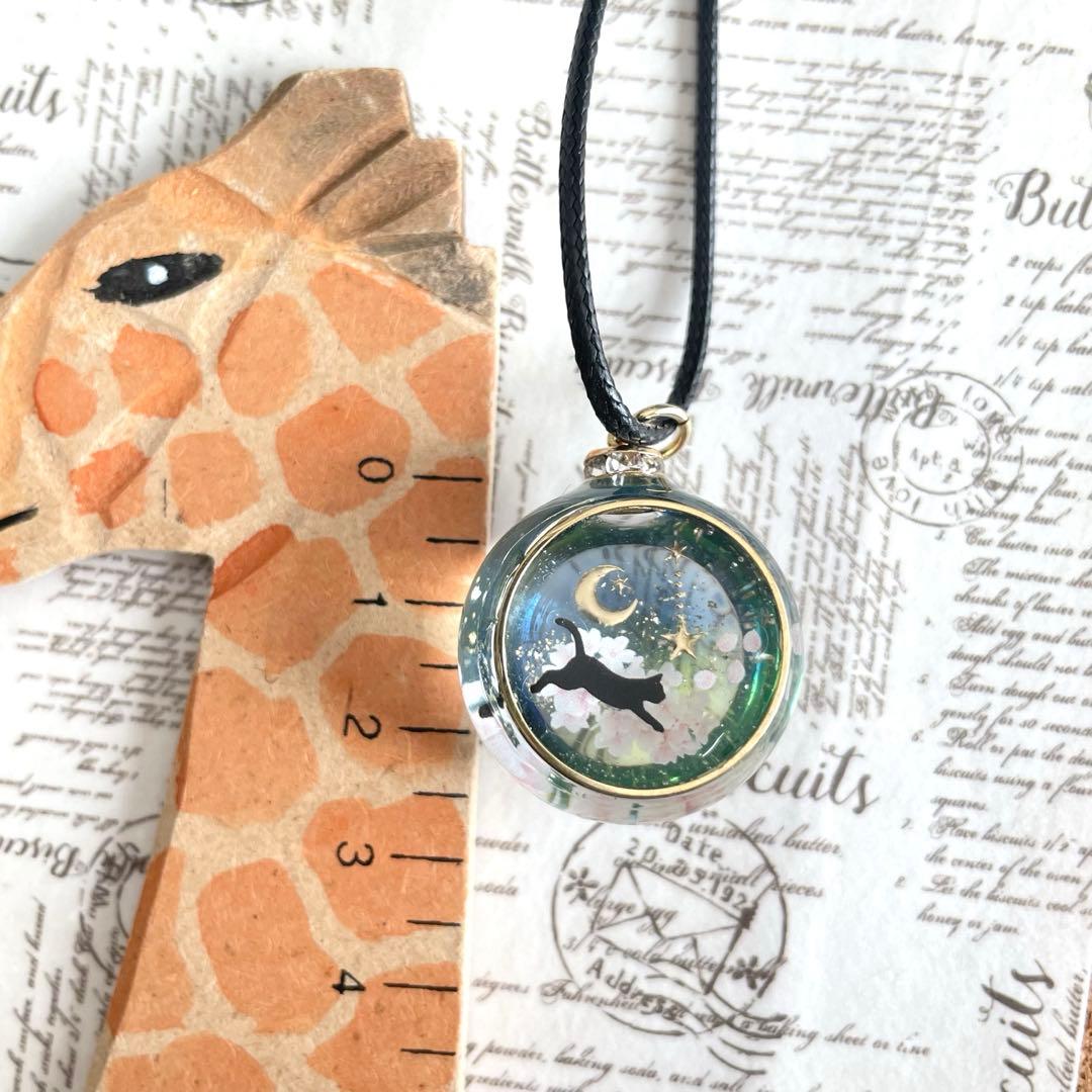 桜 猫と月 球体 ペンダント レジンネックレス - メルカリ