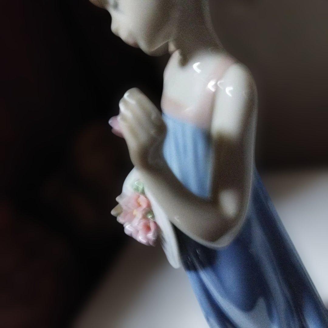 少女の陶器フィギュア 青いドレス