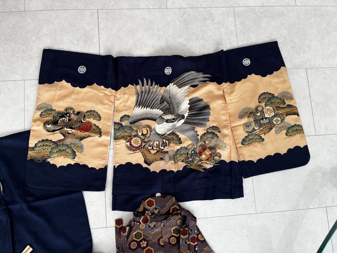 七五三　5歳　上質の正絹で上品なデザイン　羽織　袴、足袋、草履などのフルセット