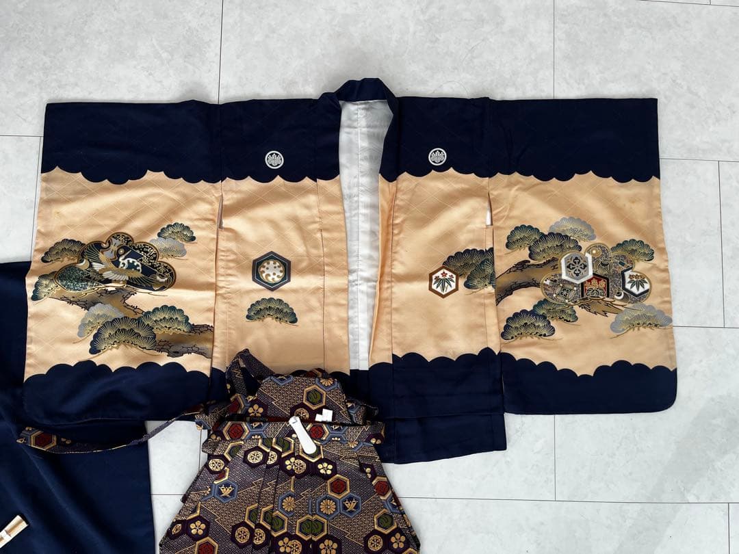 七五三　5歳　上質の正絹で上品なデザイン　羽織　袴、足袋、草履などのフルセット