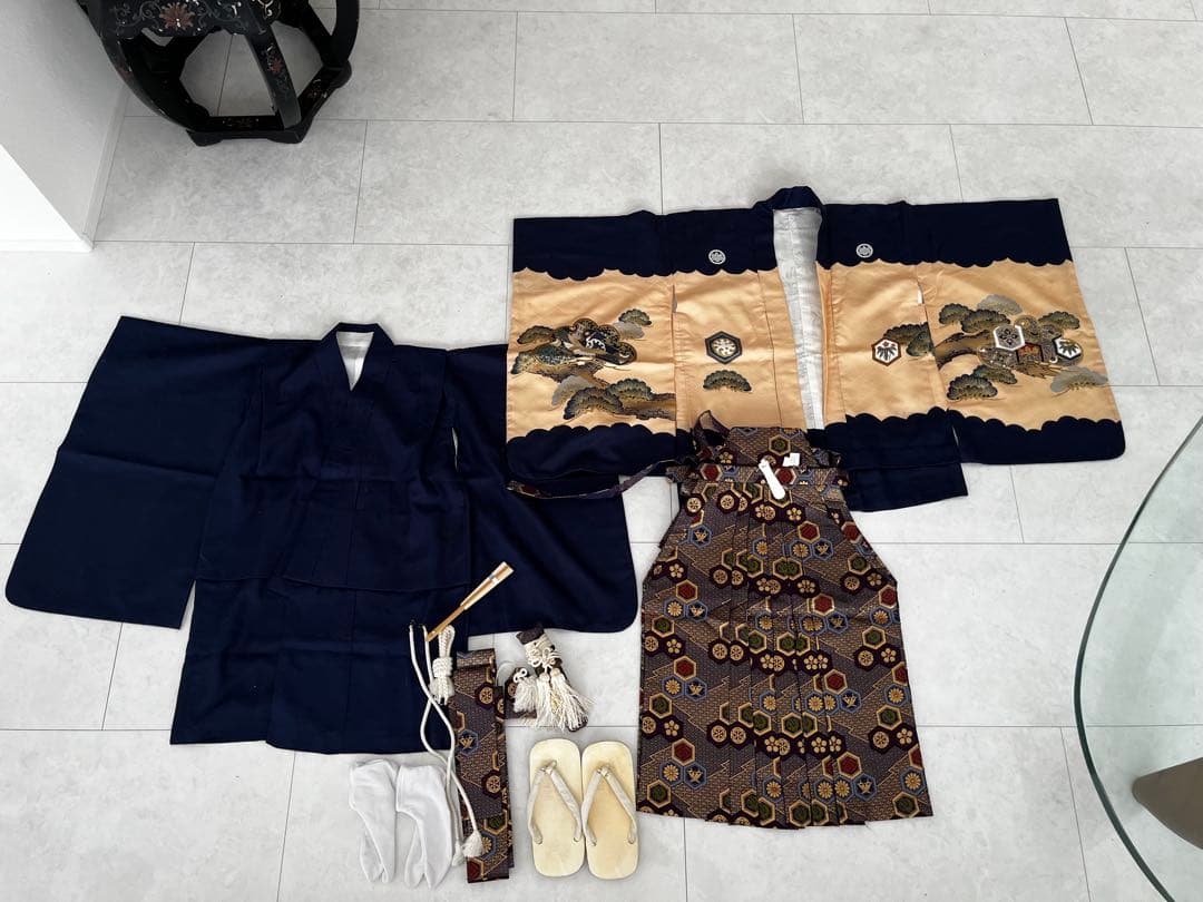 七五三　5歳　上質の正絹で上品なデザイン　羽織　袴、足袋、草履などのフルセット