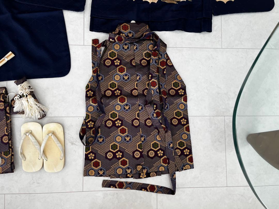 七五三　5歳　上質の正絹で上品なデザイン　羽織　袴、足袋、草履などのフルセット