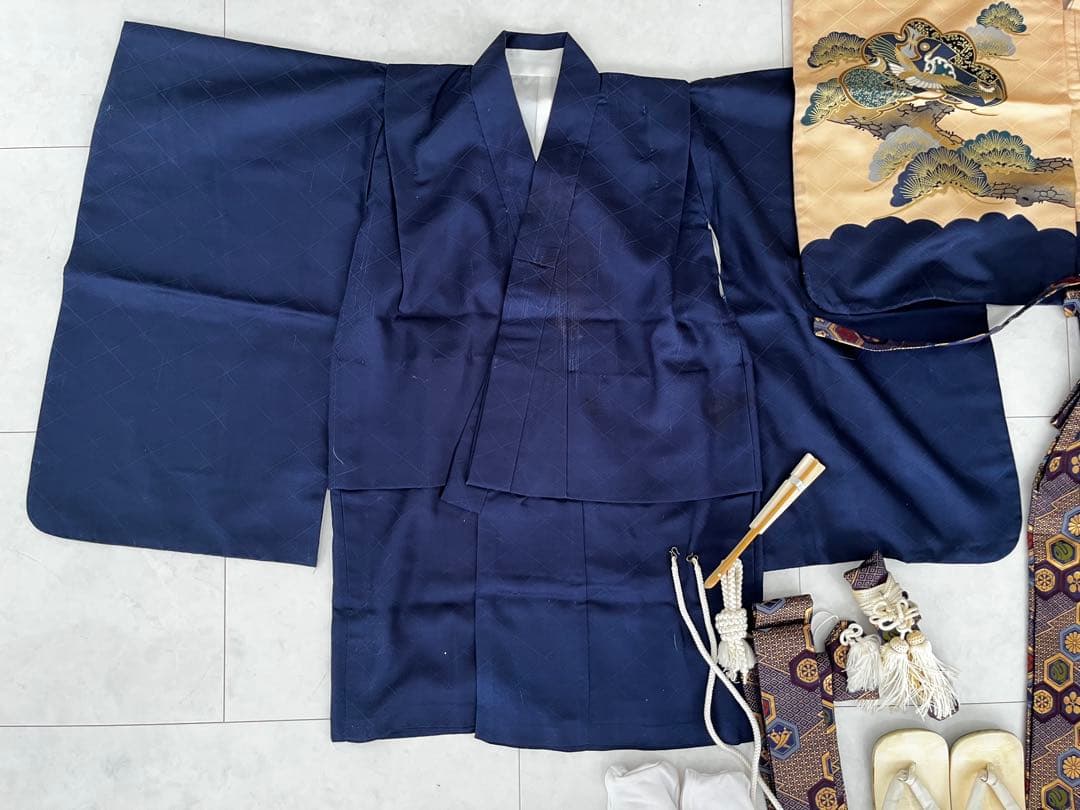 七五三　5歳　上質の正絹で上品なデザイン　羽織　袴、足袋、草履などのフルセット