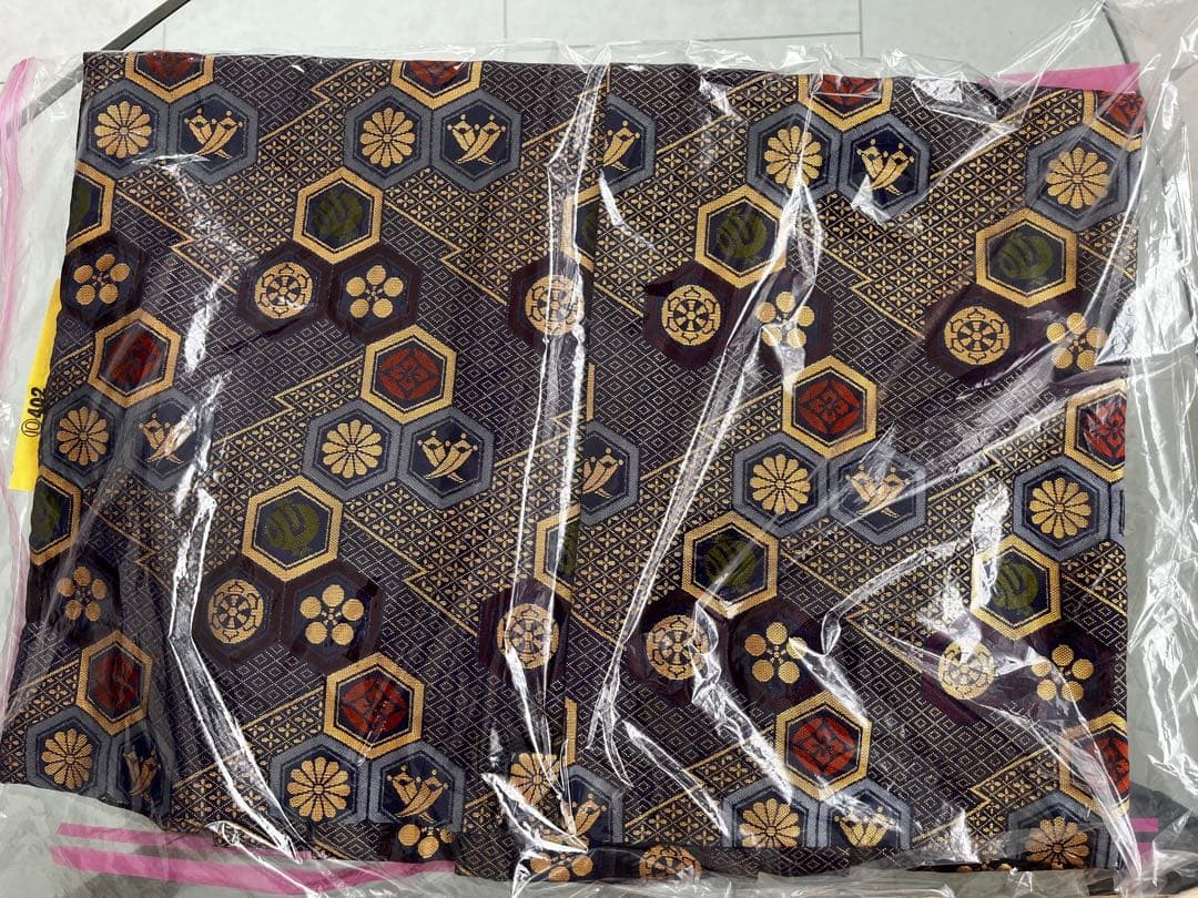 七五三　5歳　上質の正絹で上品なデザイン　羽織　袴、足袋、草履などのフルセット