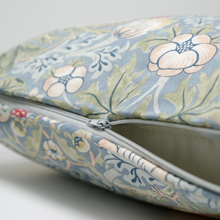 ウィリアムモリス クッションカバー イチゴドロボウ ライトブルー