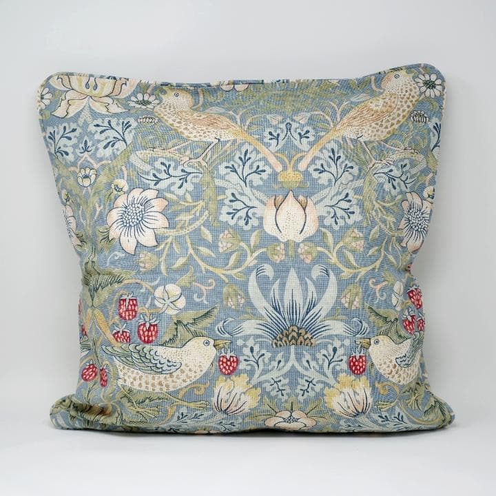 ウィリアムモリス クッションカバー イチゴドロボウ ライトブルー
