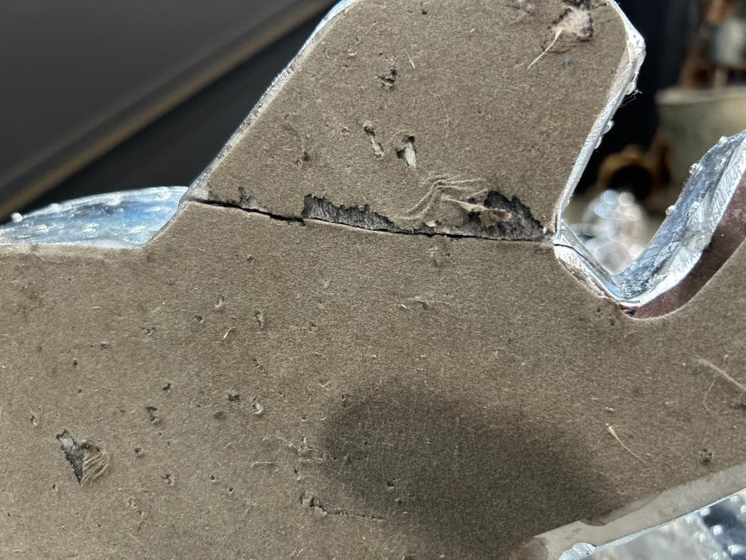 カレ / KARE｜シッティングキャットリベットクローム｜シルバー