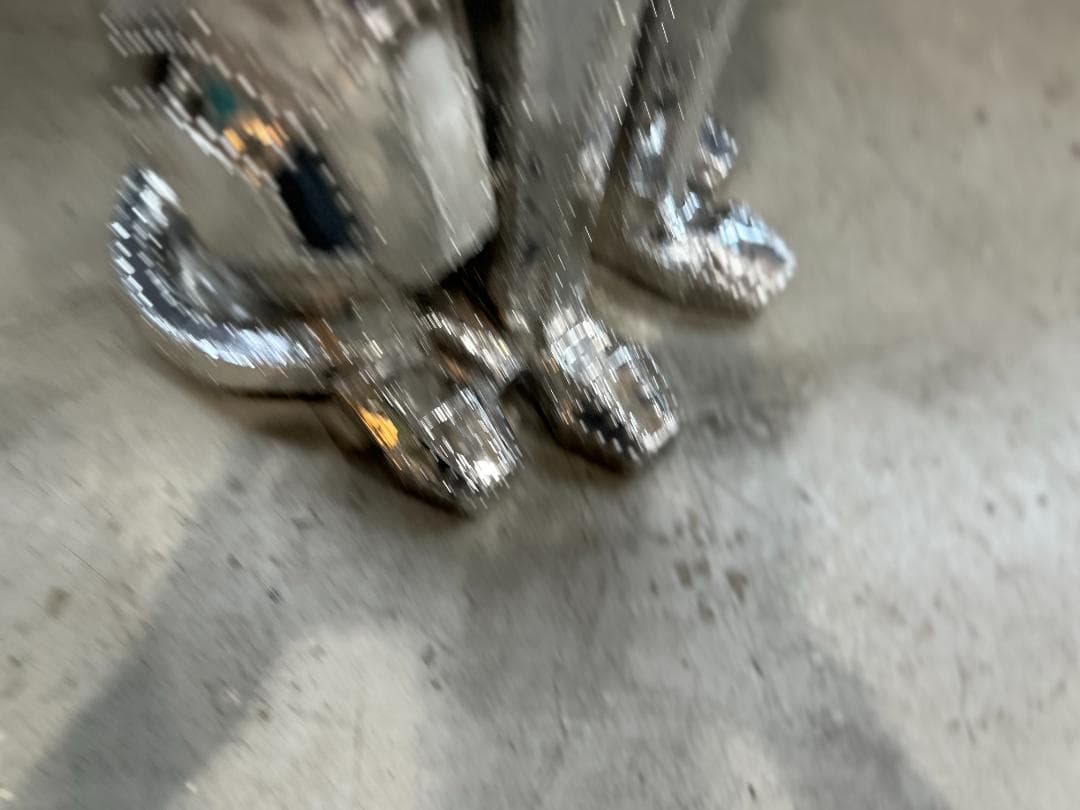 カレ / KARE｜シッティングキャットリベットクローム｜シルバー