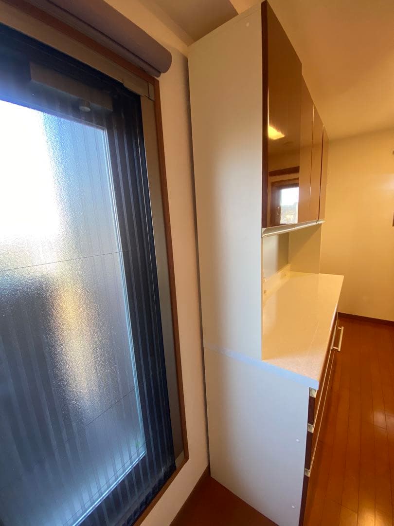 ブラウン食器棚・キッチンカウンター