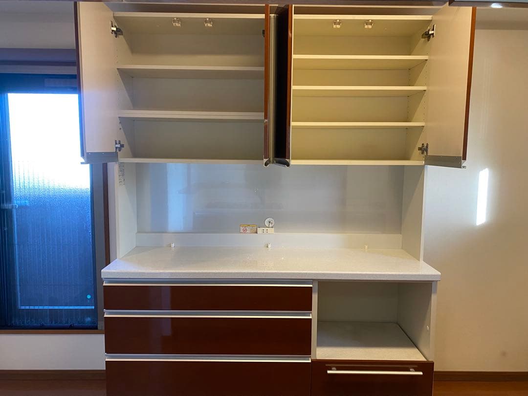 ブラウン食器棚・キッチンカウンター