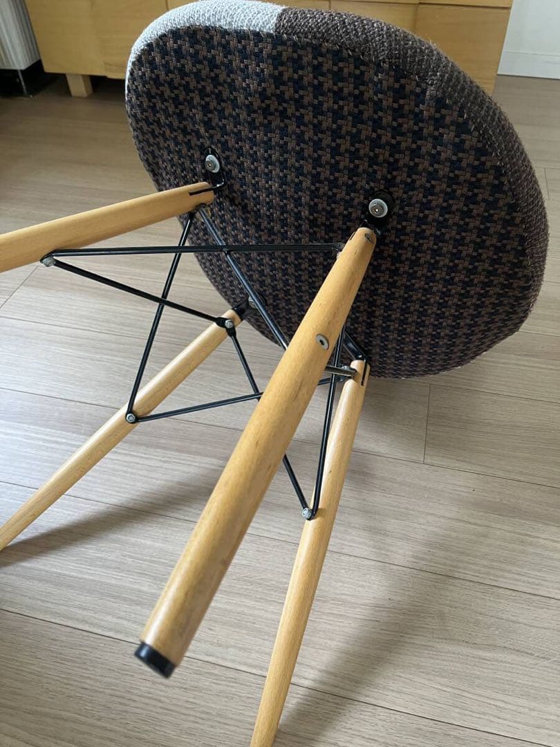 パッチワークデザインの椅子