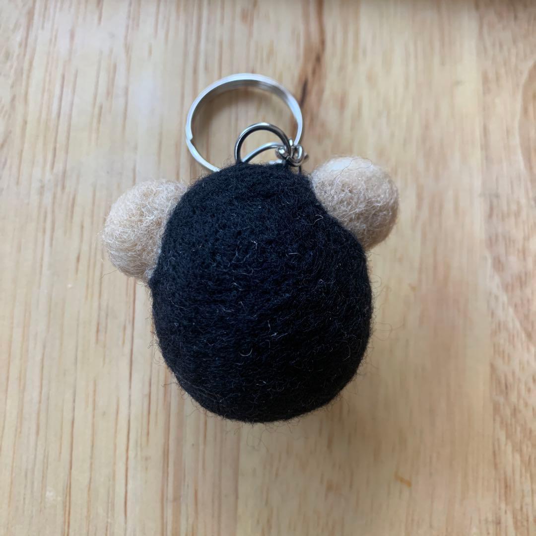 羊毛フェルトキーホルダー　お猿のフランク