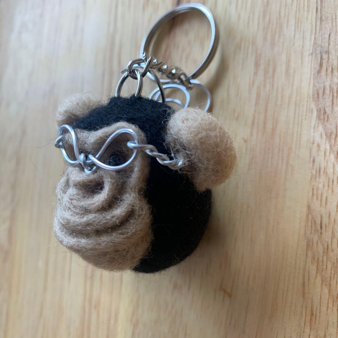 羊毛フェルトキーホルダー　お猿のフランク