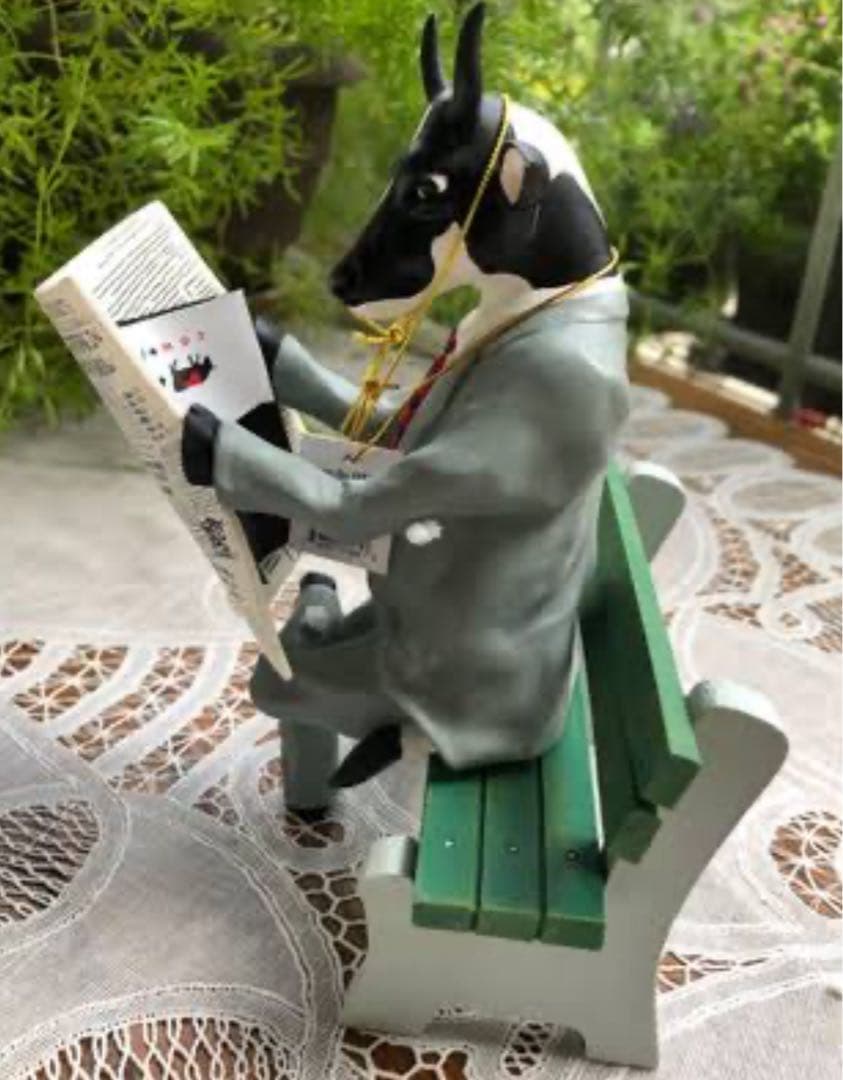 カウパレード　新聞を読むウシ　#11565