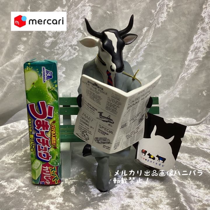 カウパレード　新聞を読むウシ　#11565