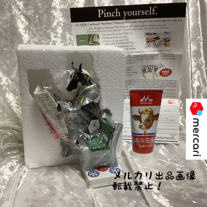 カウパレード　新聞を読むウシ　#11565